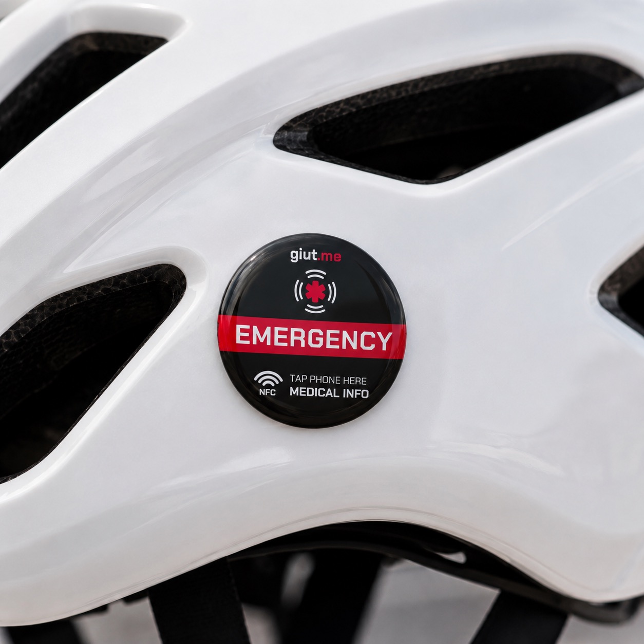 Lo sticker giut.me applicato sul casco